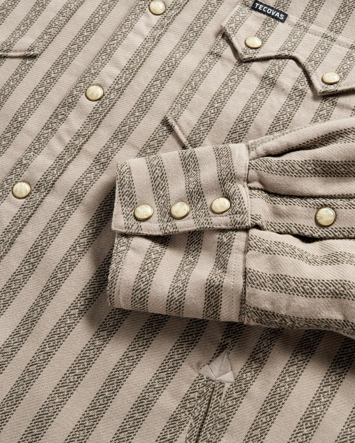 Closeup detail view of Men's Sawtooth Pearl Snap Shacket - Gray / Black