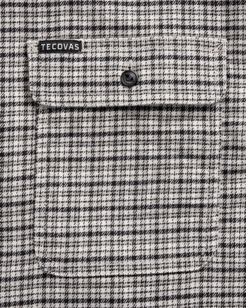 Closeup view of Men's Essential Flannel - Black/Multi
