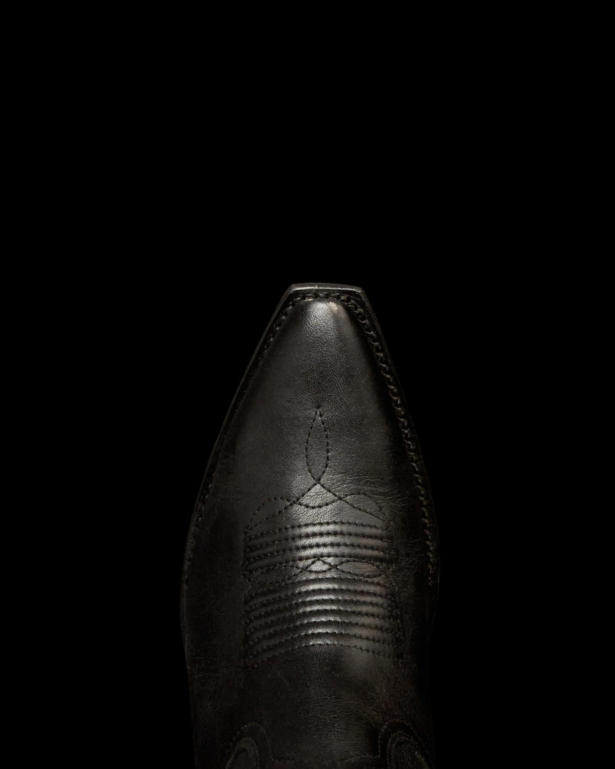 Toe view of The Annie - Midnight on plain background