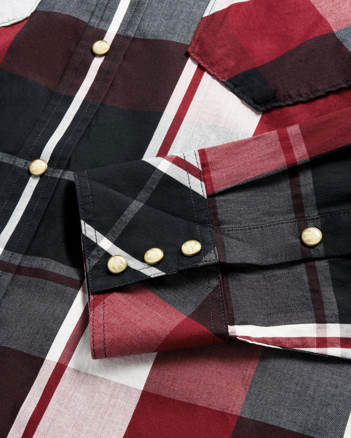 Closeup detail view of Men's Vintage Weight Pearl Snap LS - Port / Black