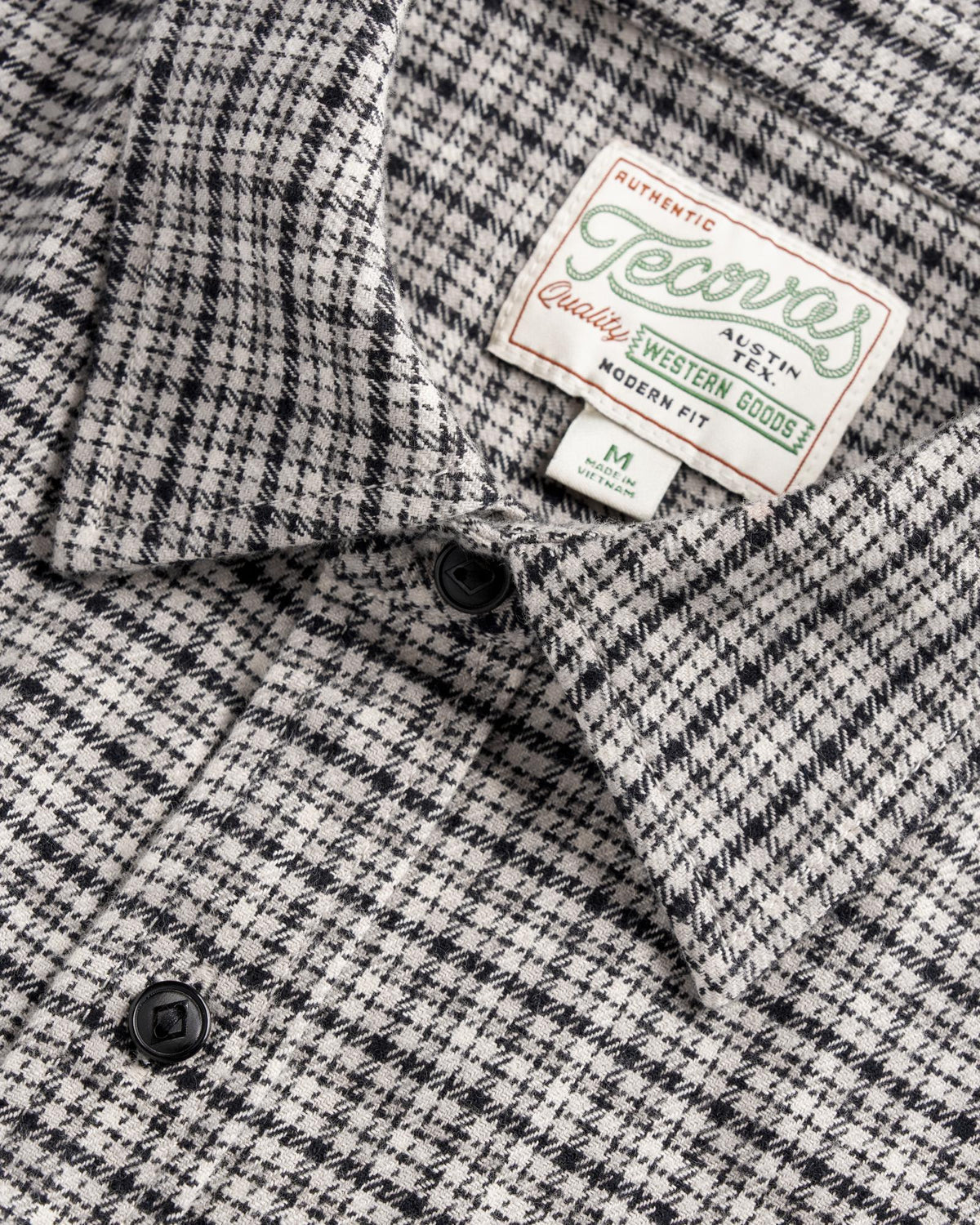 Closeup detail view of Men's Essential Flannel - Black/Multi