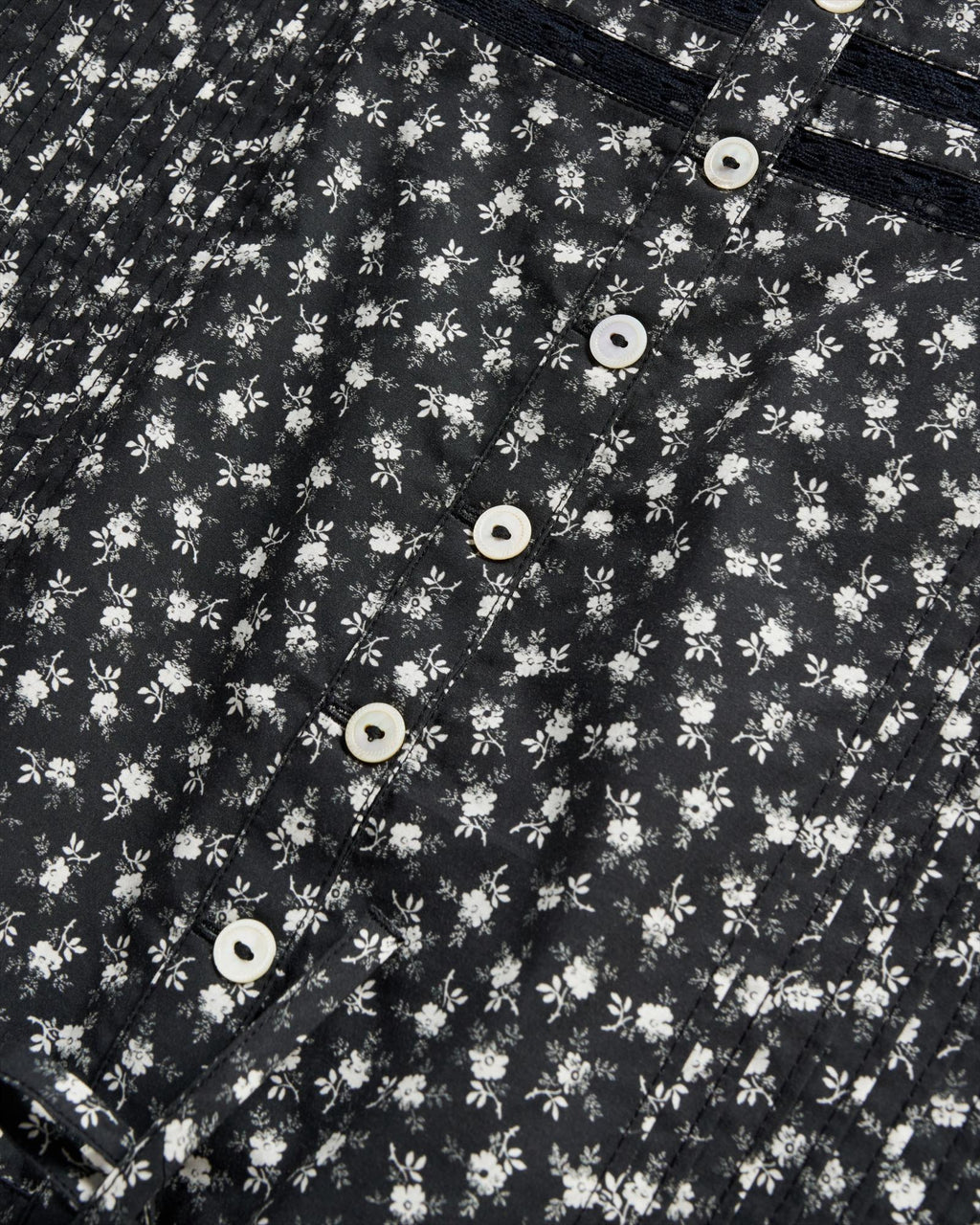 Closeup view of Women's Long Sleeve Cotton Poplin Top - Black / White