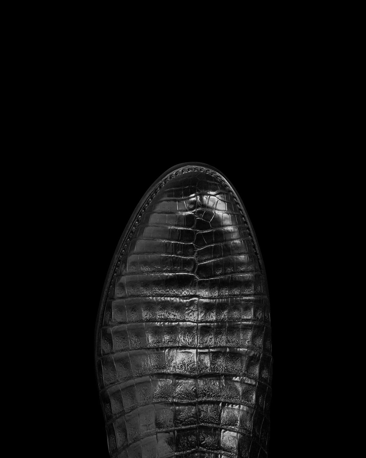 Toe view of The Earl - Carbon on plain background