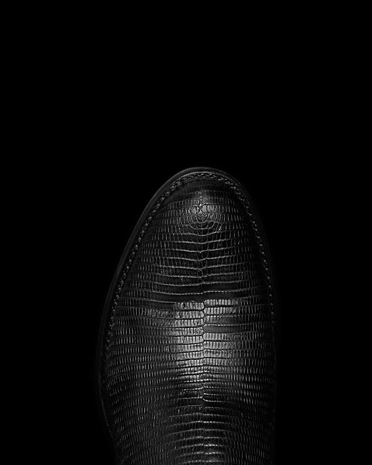Toe view of The Earl - Obsidian on plain background