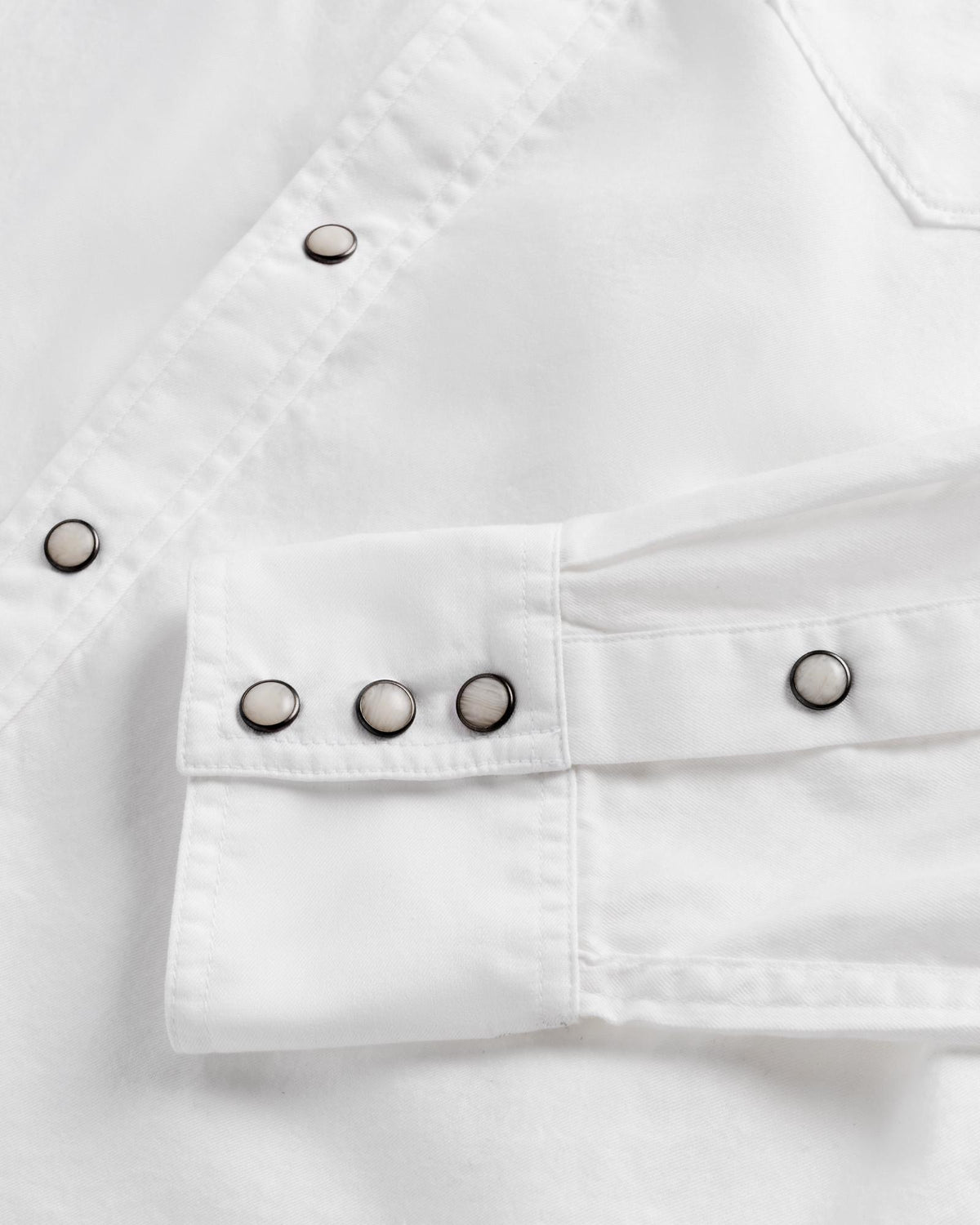 Closeup detail view of Men's Vintage Weight Pearl Snap LS - White