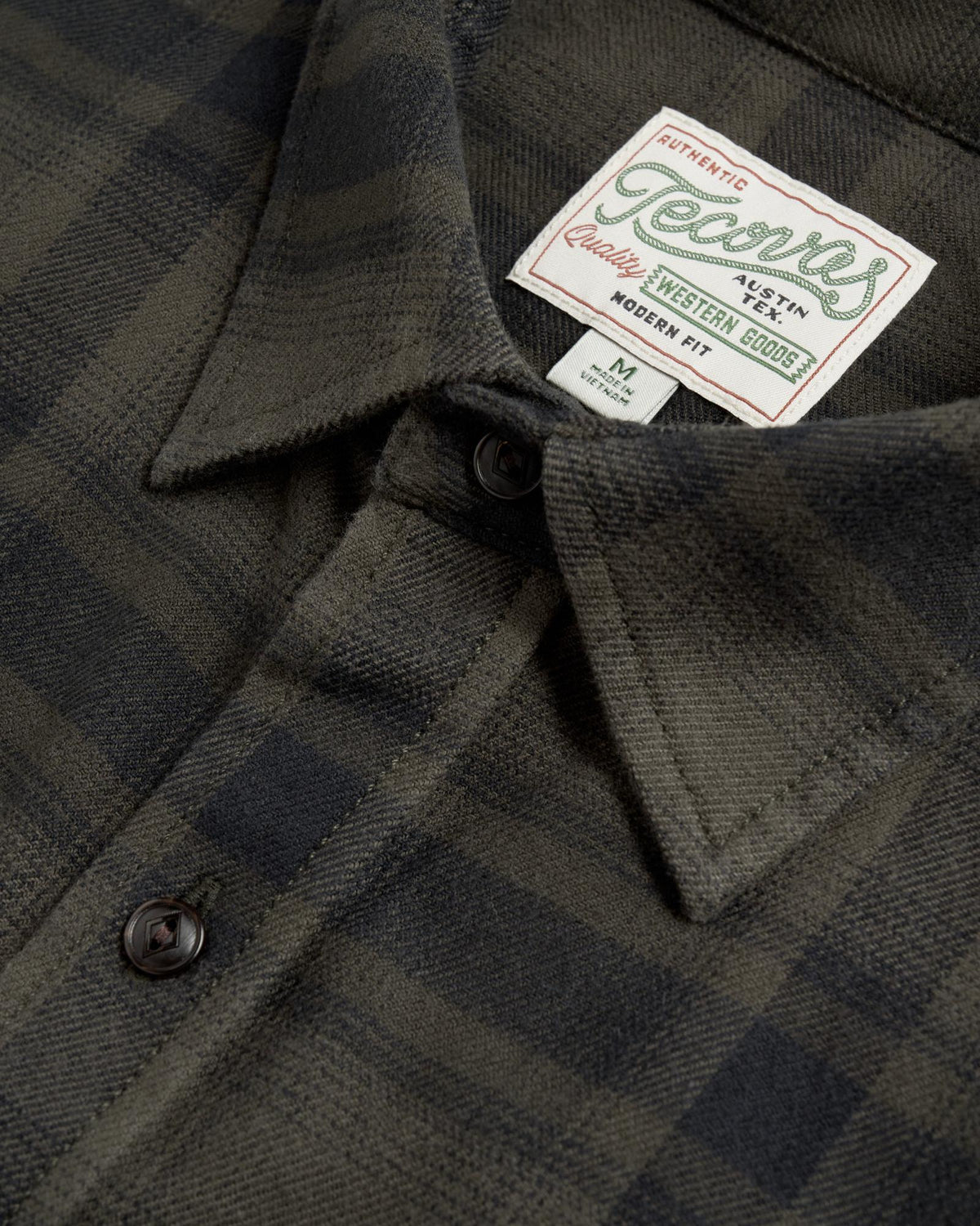 Closeup detail view of Men's Essential Flannel - Black/Gray