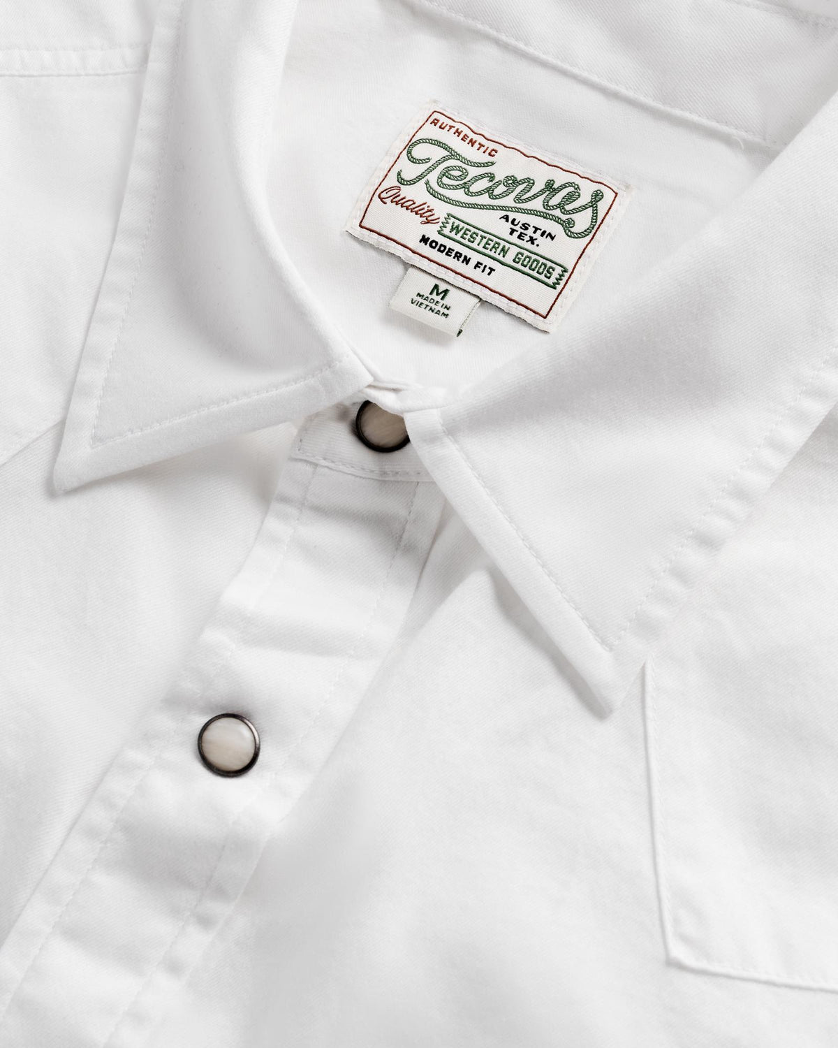 Closeup detail view of Men's Vintage Weight Pearl Snap LS - White