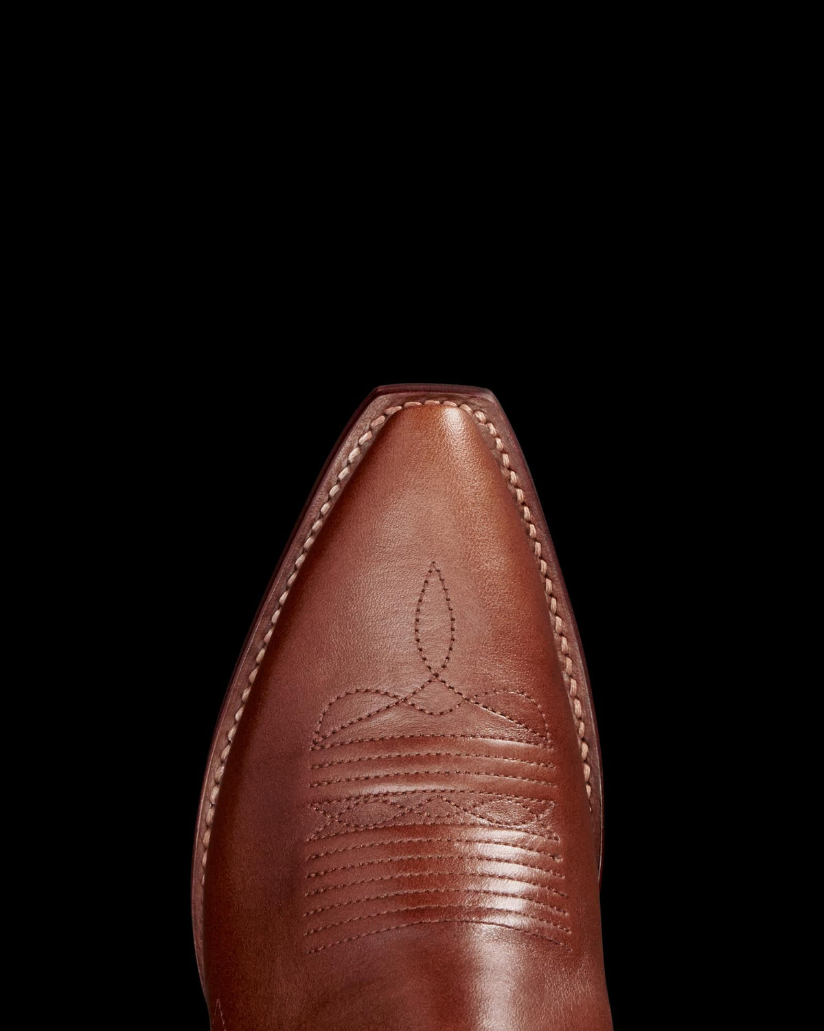 Toe view of The Lynn - Saddle on plain background